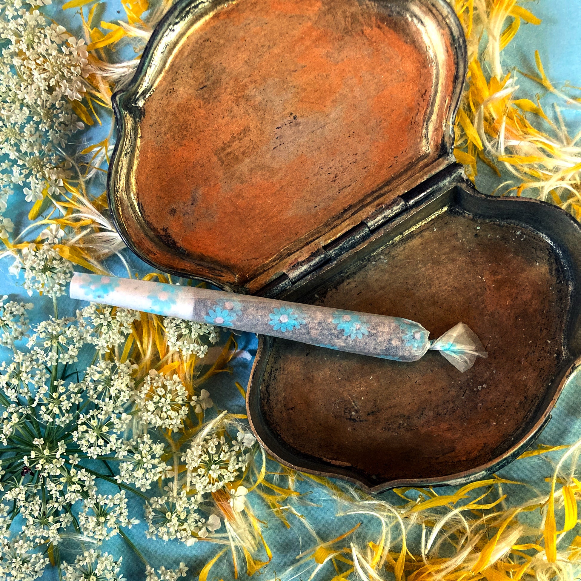 Pollyanna Papers: blue floral papers. These designer rolling papers are girly, pretty, vegan, cute, cool, standard size, high quality, even burn, natural dyes, best tasting, slow burn.