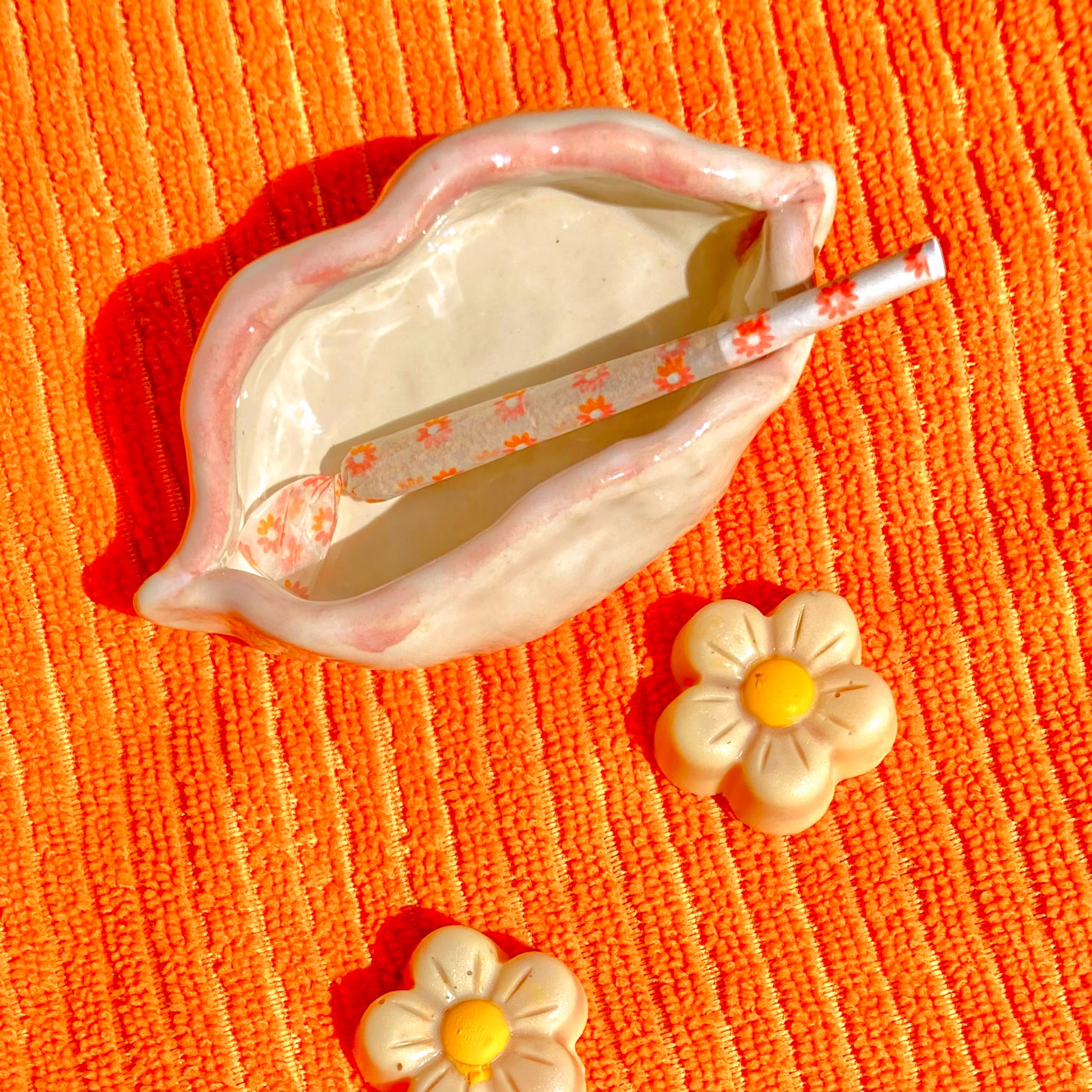 The Big Fleurt Papers: Major Babe size pink and orange floral rolling papers. These designer papers are girly, pretty, vegan, cute, cool, king size, high quality, even burn, natural dyes, best tasting, slow burn.