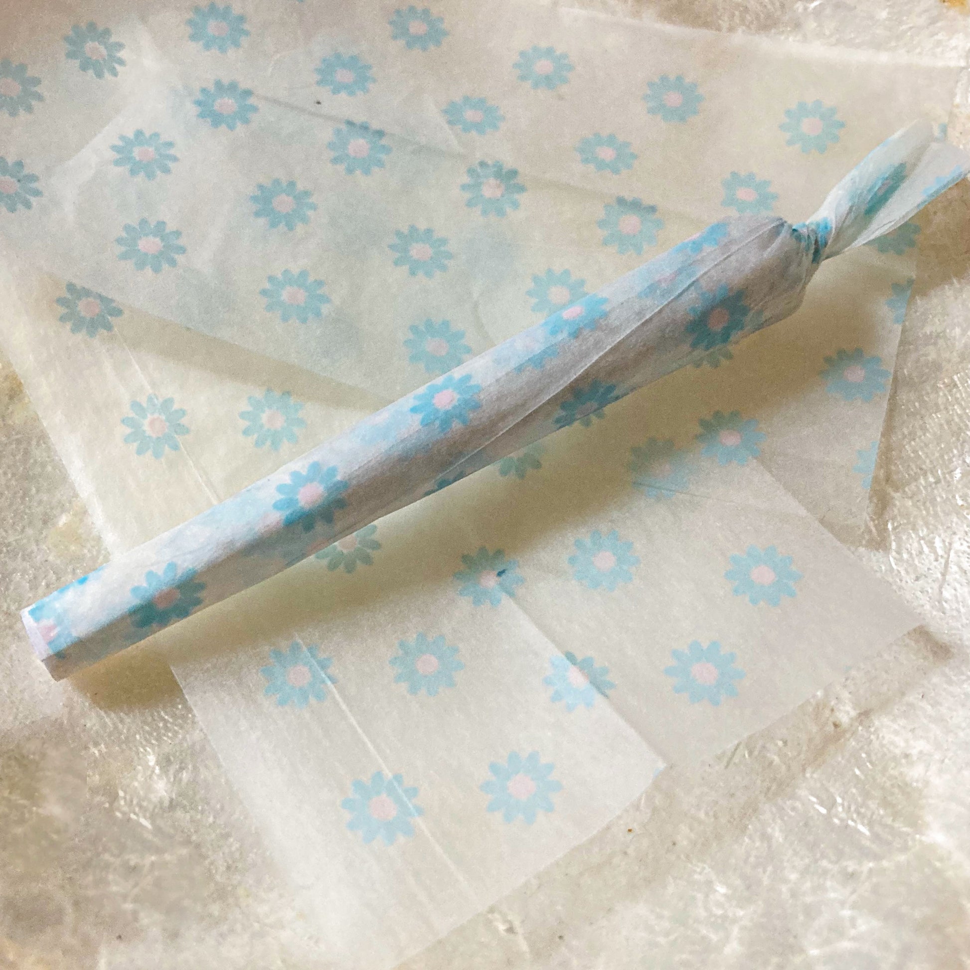pollyanna papers, set of 10 : blue flower papers. These designer rolling papers are girly, pretty, vegan, cute, cool, standard size, high quality, even burn, natural dyes, best tasting, slow burn.